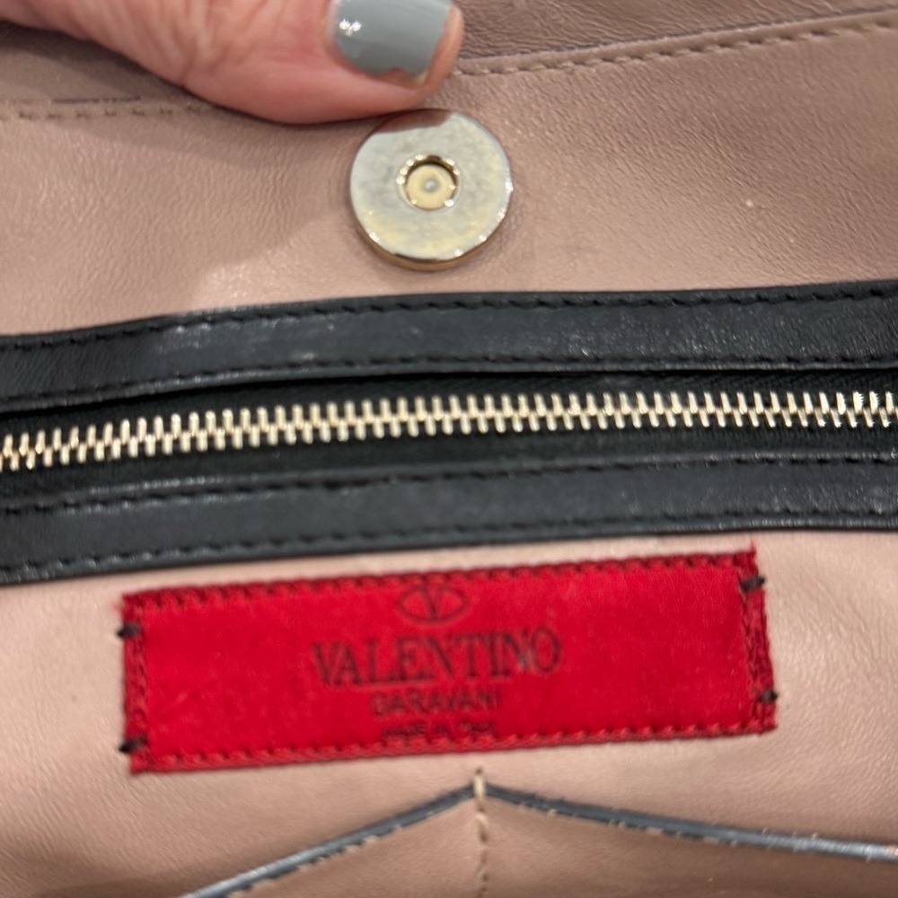 Valentino Rockstud Shopper black lambskin leather tote bag w/ gold rockstuds - Picture 9 of 16
